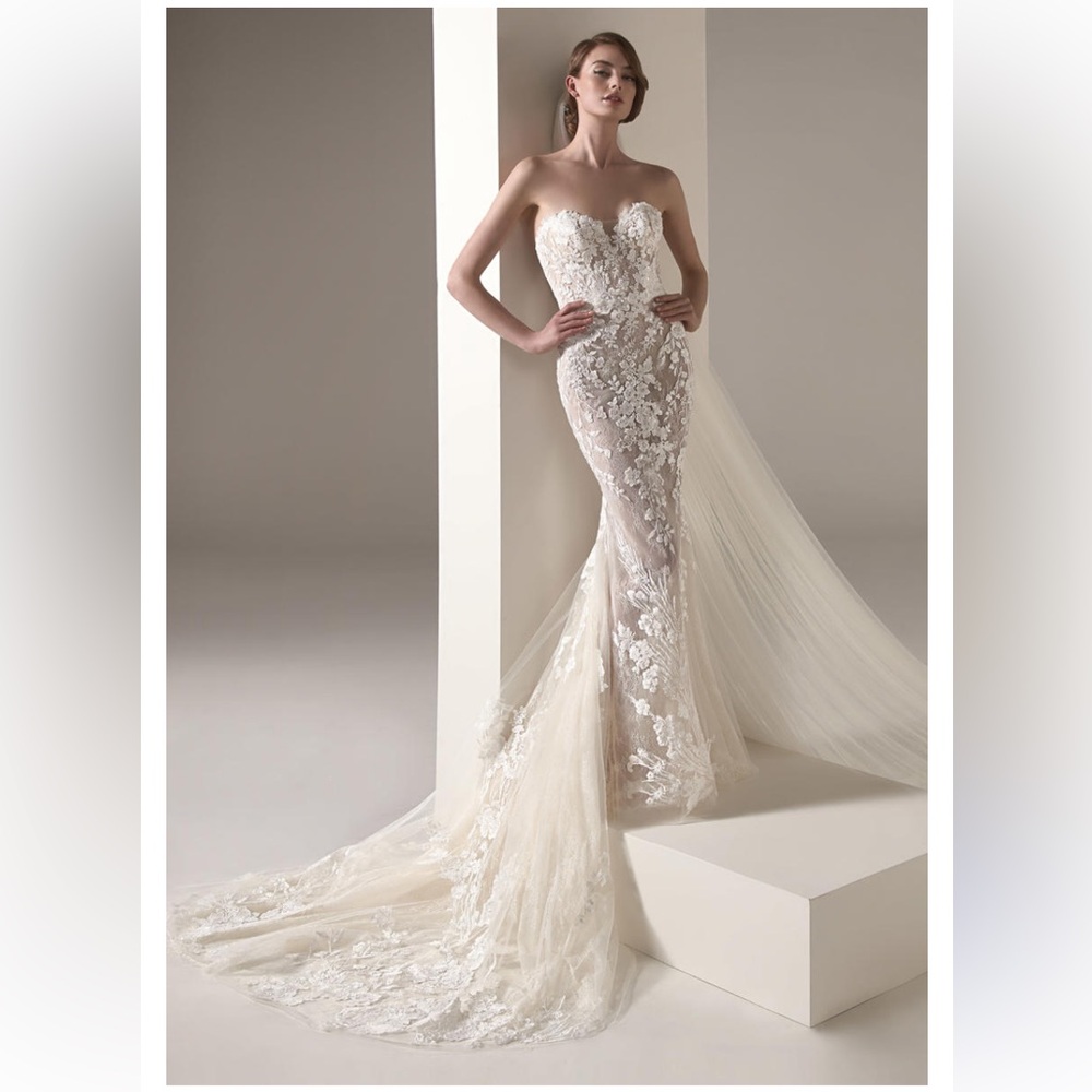Pronovias Zaha Strapless Lace Mermaid Wedding Dress with Train in Off White 10